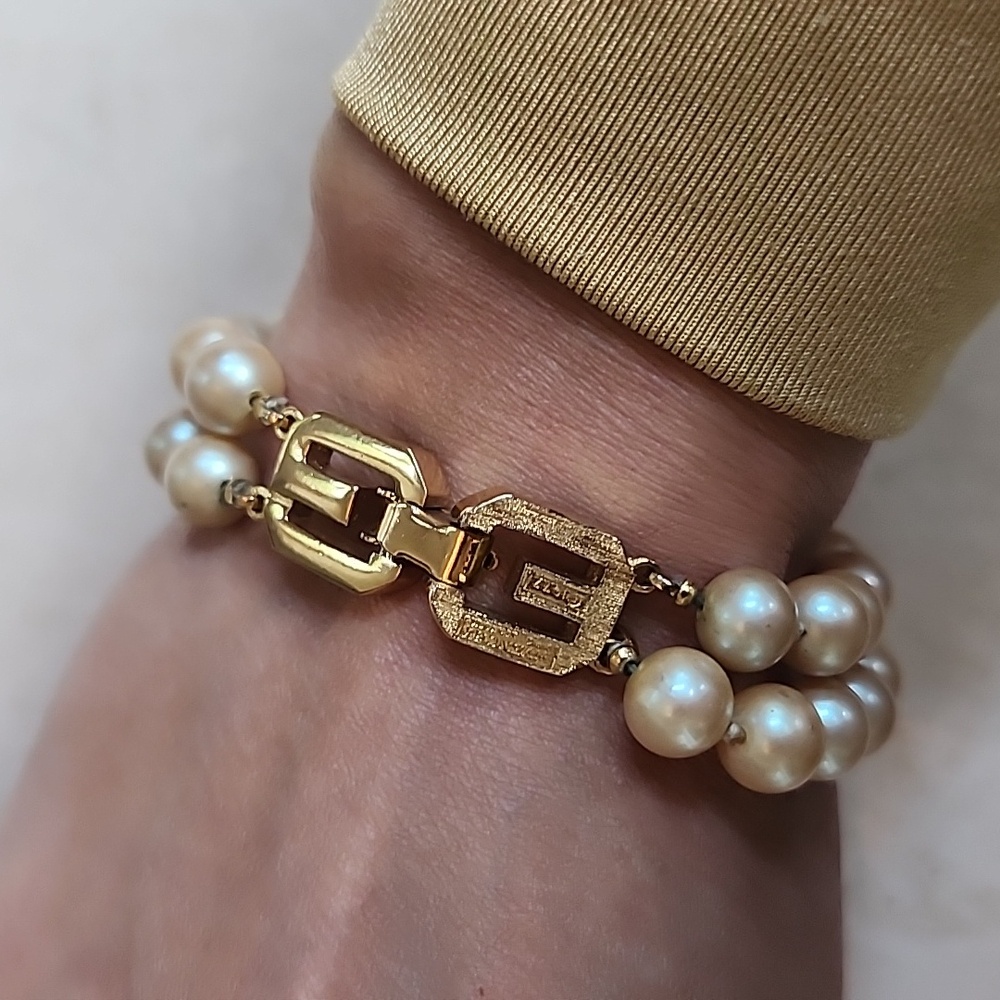 Givenchy 1977 Gold Faux Pearl Bracelet - Picture 5 of 7